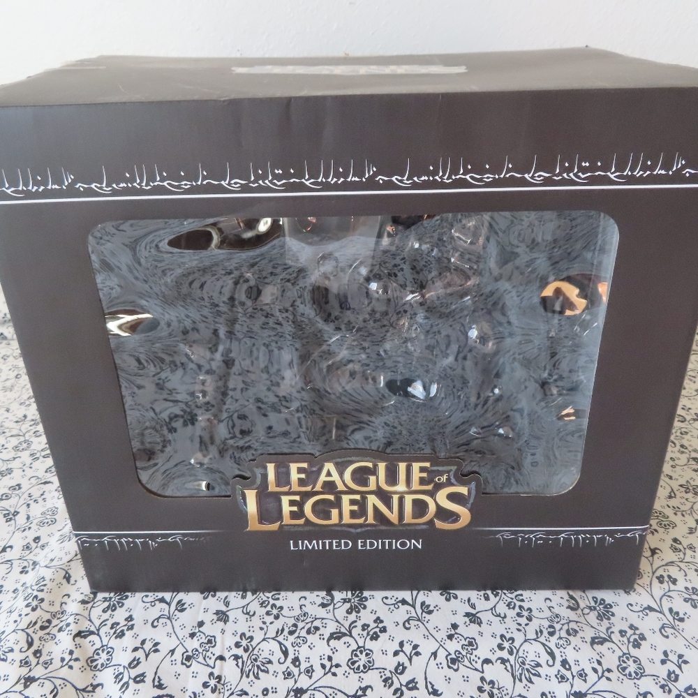 League Of Legends Ryze & Tryndamere Statue Limited Edition
